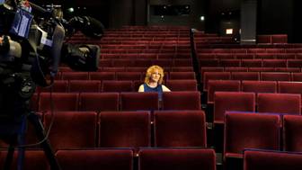 Virtuelle Preisverleihung -  Ilka Brggeman moderiert im leeren Ohnsorg Theater-b.jpg